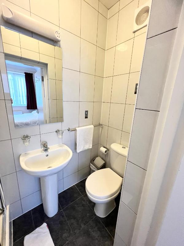 Quad Room with Private Bathroom image 2