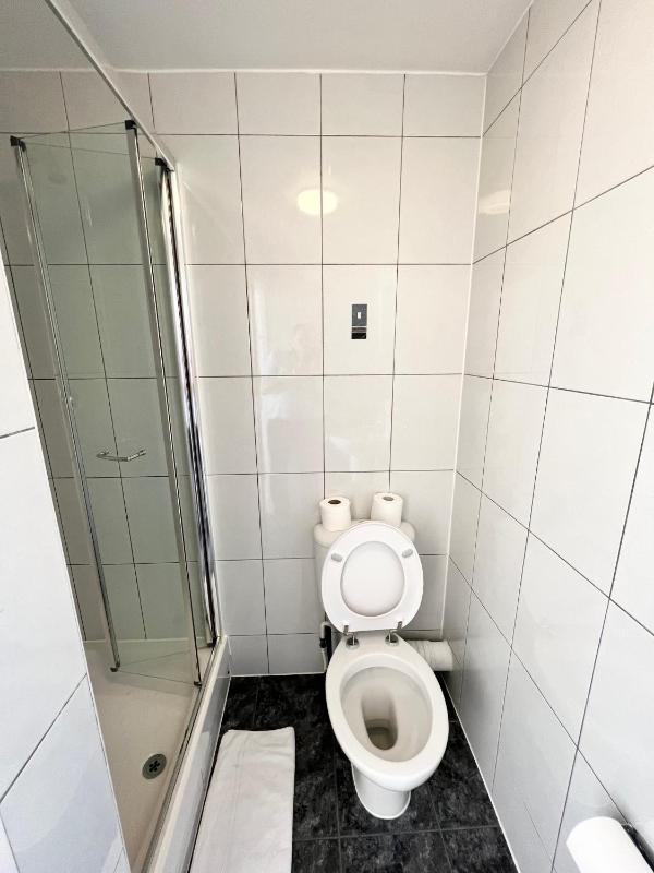 Twin Room with Private Bathroom image 3