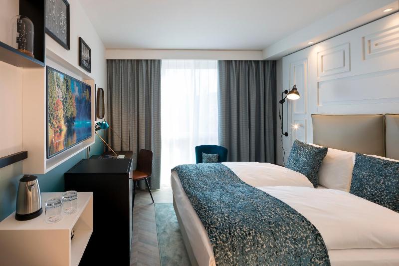 Premium Queen Room with Courtyard View image 2