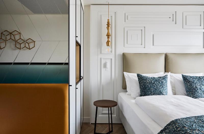 Premium Queen Room with City View image 4