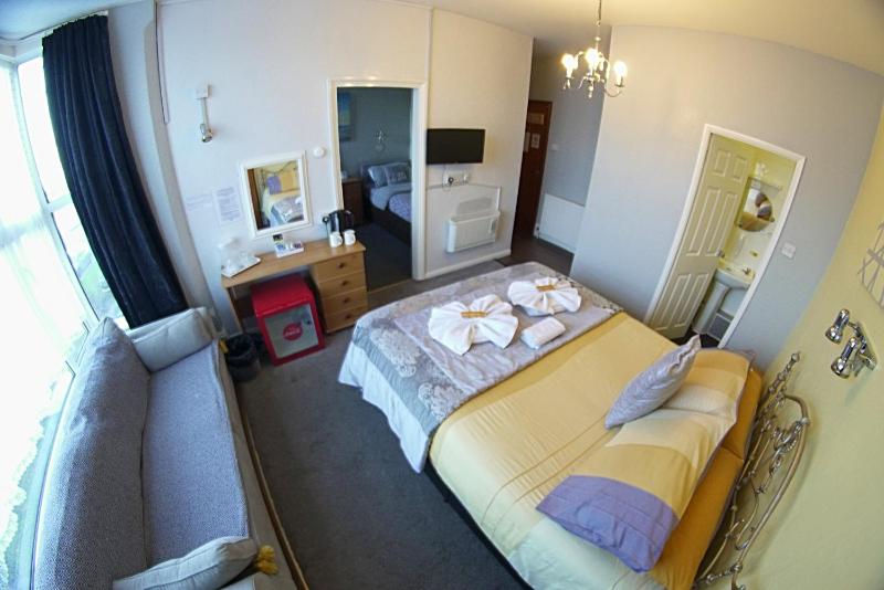 One-Bedroom Suite image 1