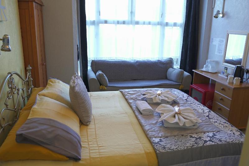 One-Bedroom Suite image 4