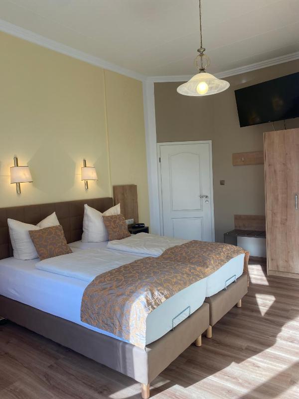 Room with Bay Window image 4