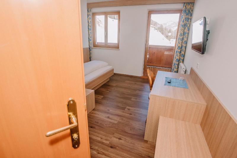 Single Room image 3
