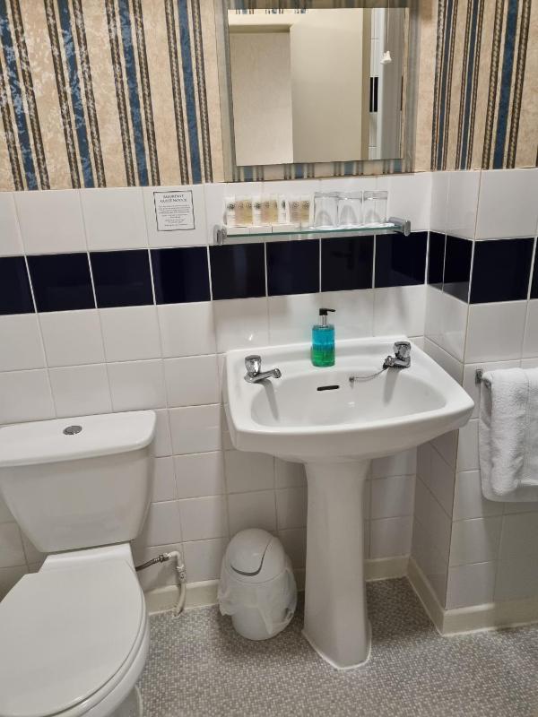 Triple Room with Private Bathroom image 3