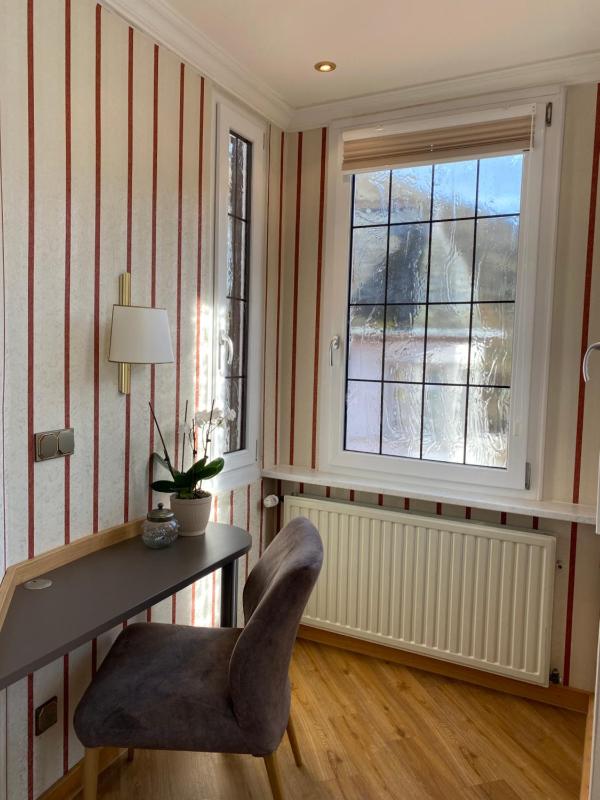 Double Room with Bay Window and Balcony image 4