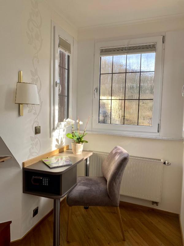 Room with Bay Window image 3