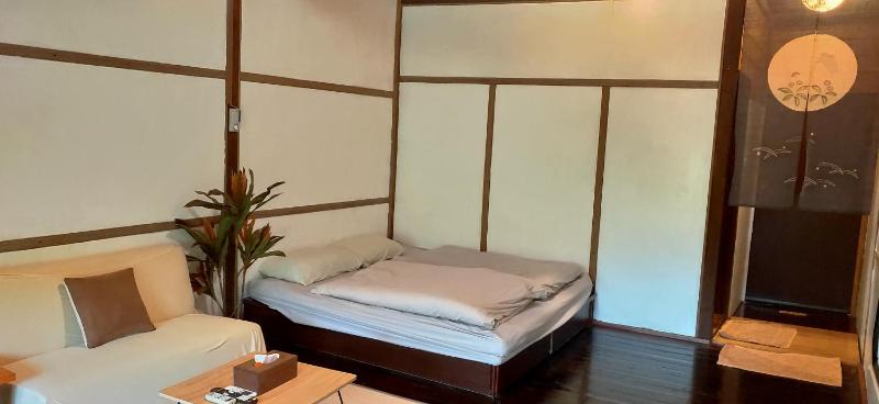 Queen Room image 2