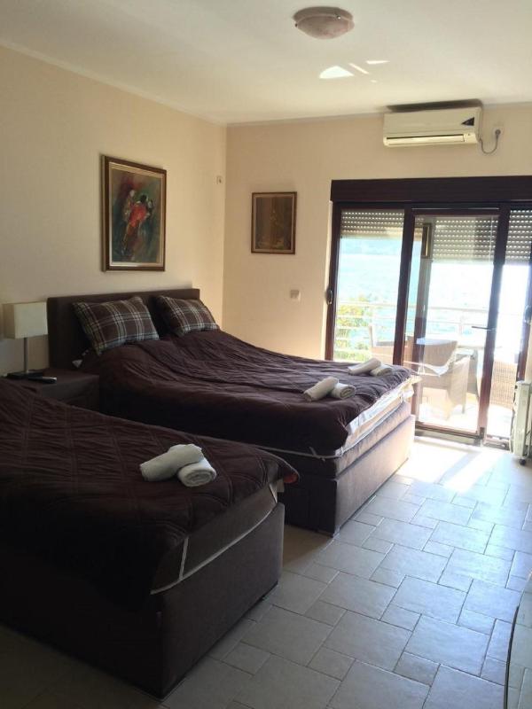 Studio Apartment with Balcony 2 image 3