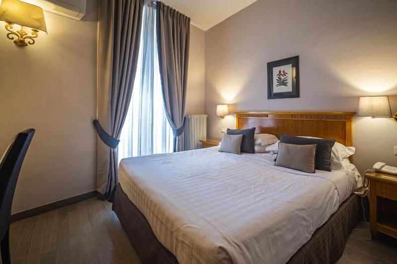 Standard Double Room image 3