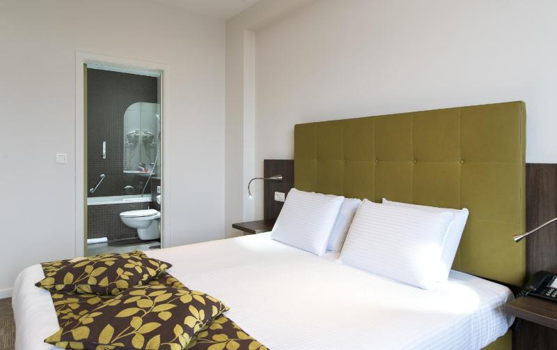 Standard Double Room image 3