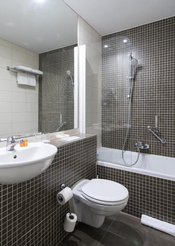 Standard Twin Room image 3