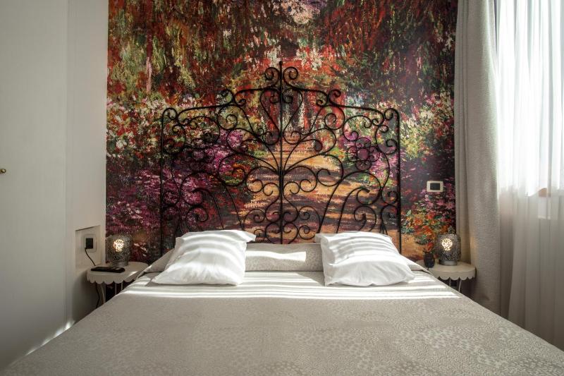 Double Room with Balcony image 4