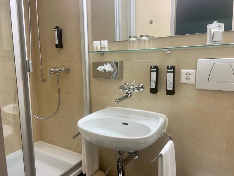 (5th Floor) Twin Room with Shower image 2