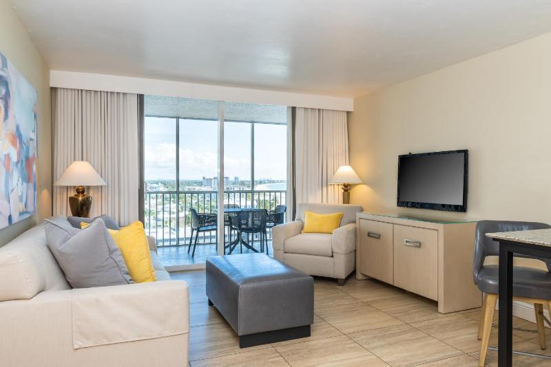 One-Bedroom Suite with Gulf View image 3