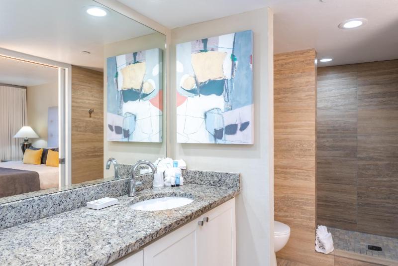 One-Bedroom Suite with Gulf View image 2