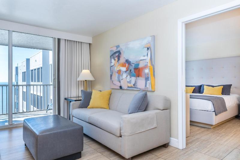 One Bedroom Pool/Beach View Suite image 3