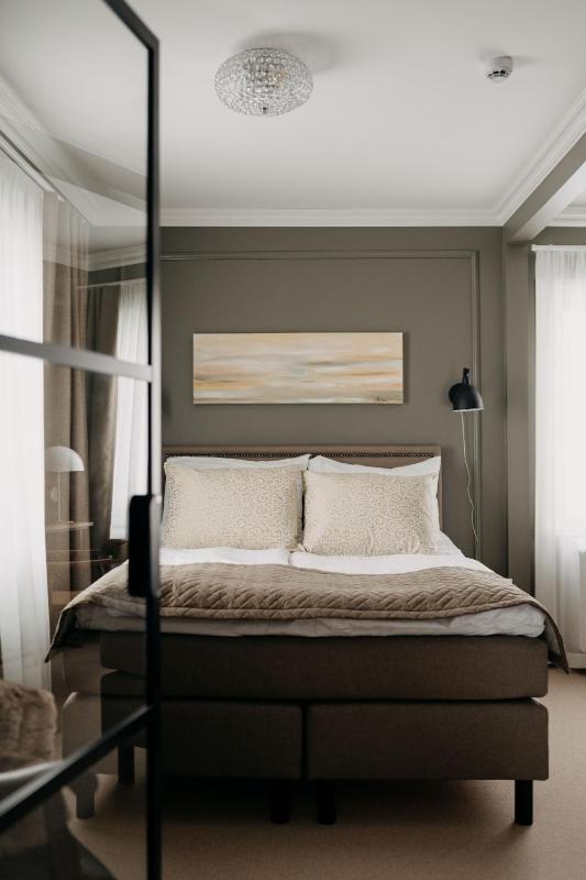 Deluxe Double Room with Bath image 1