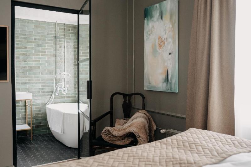 Deluxe Double Room with Bath image 4