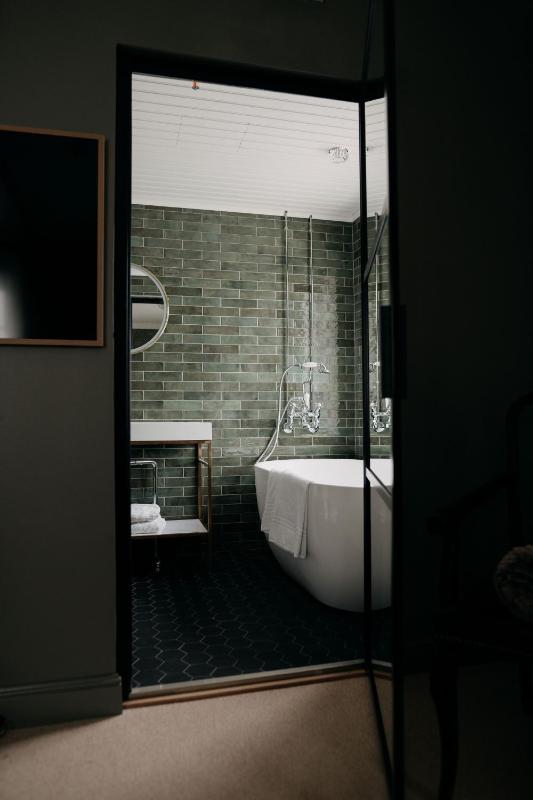 Deluxe Double Room with Bath image 3