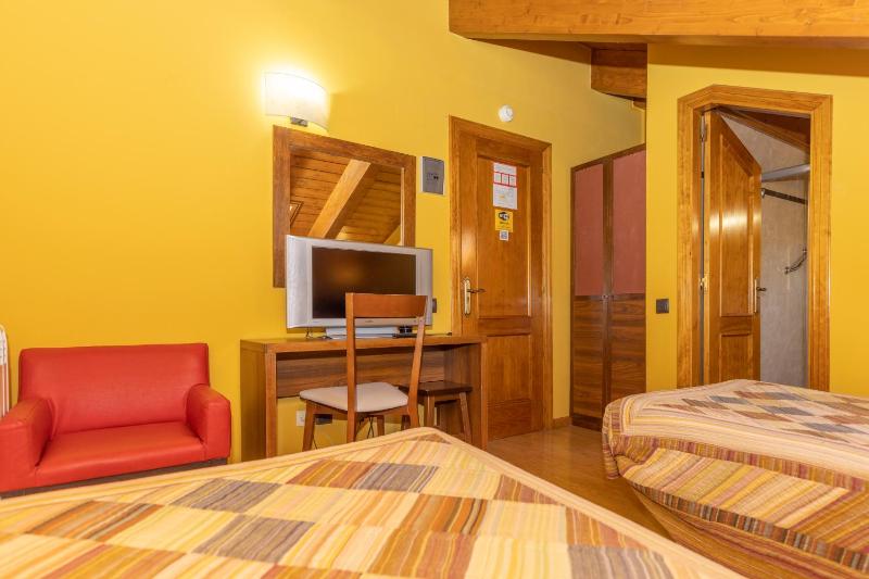 Twin Room image 2