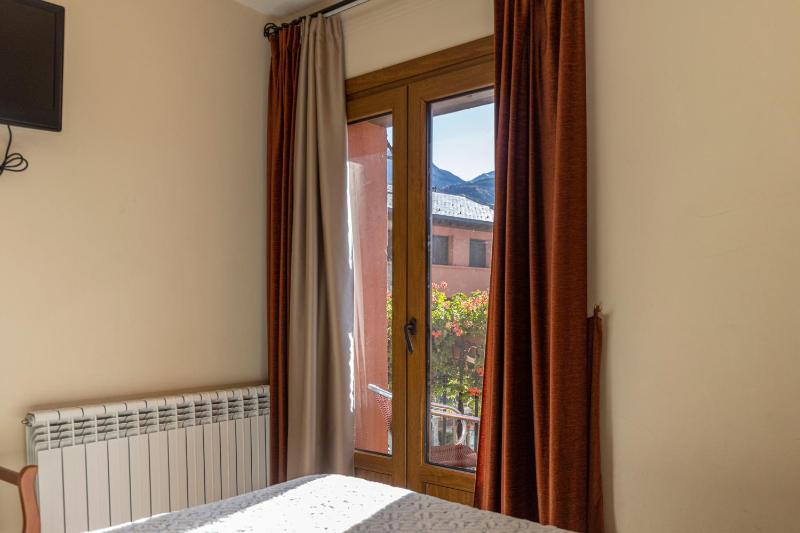 Twin Room with Balcony image 3