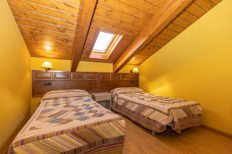 Twin Room image 4