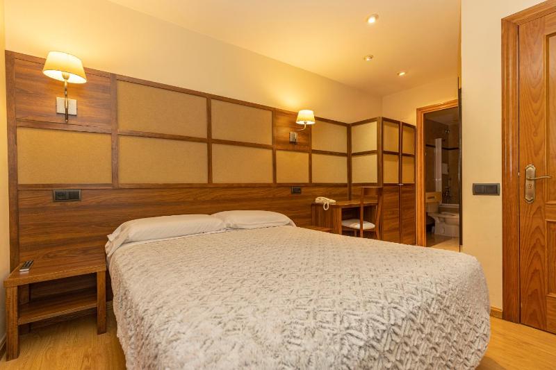 Double Room with Balcony image 4