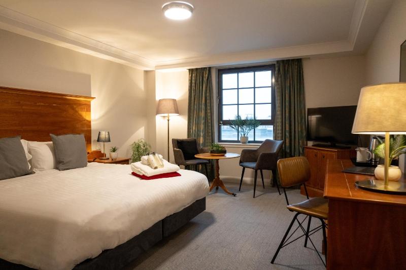 One-Bedroom Standard Suite with Double Bed and Sofa Bed image 4
