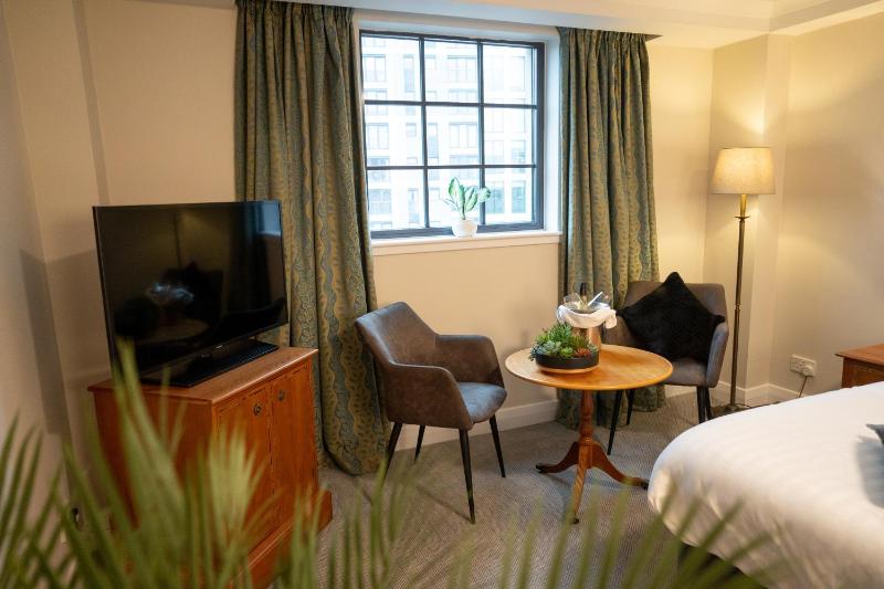 Family Room with One Double Bed and One Single Beds image 3