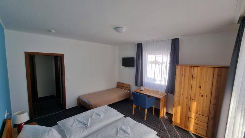 Triple Room with Balcony image 4