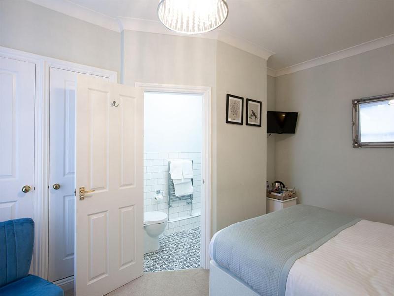 Small Double Room image 3