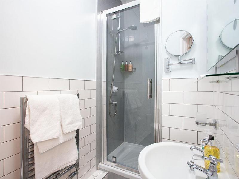 Small Double Room image 2