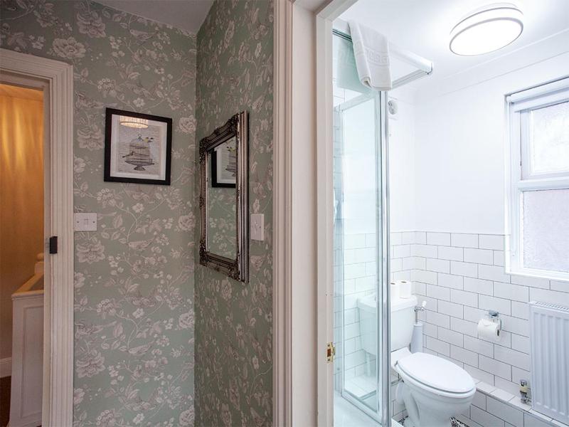 Single Room image 4