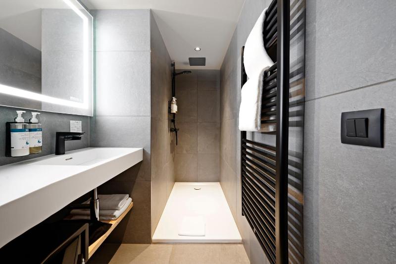 Medium Studio with Kitchenette image 2