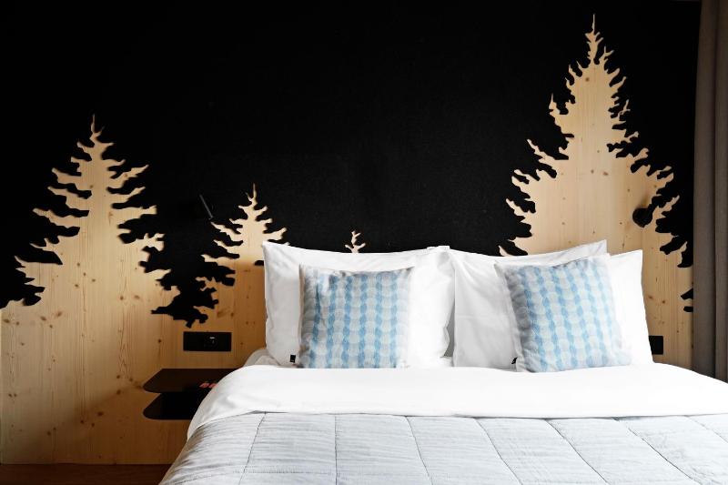 Medium Studio with Kitchenette image 1