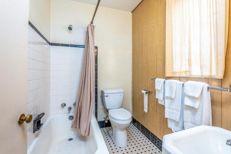 Standard Queen Room image 4