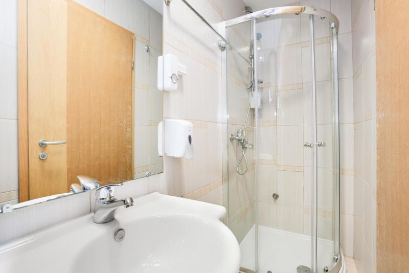 Twin Room with Bathroom image 3
