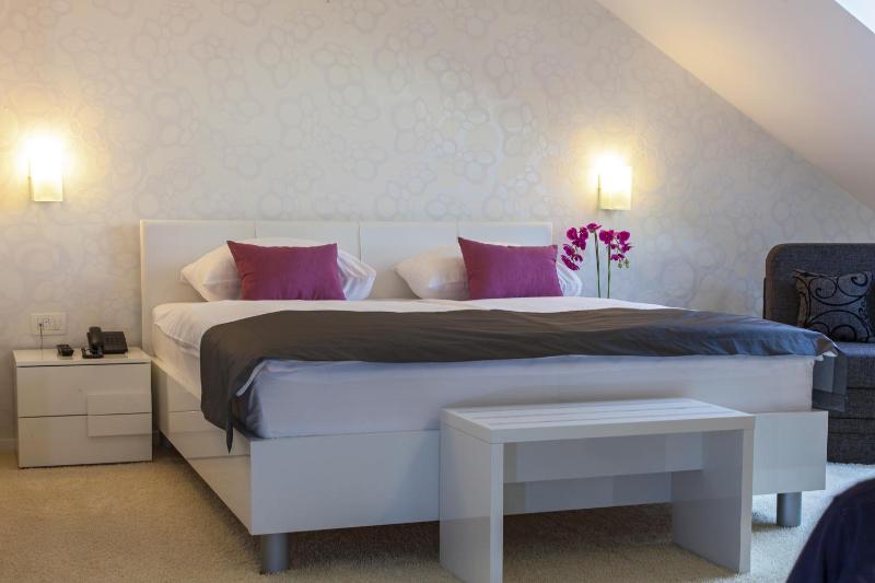 Deluxe Suite with Sea View and Balcony image 3