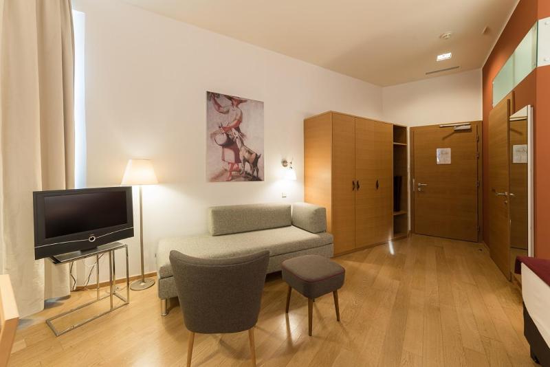 Superior Double Room with Balcony image 4