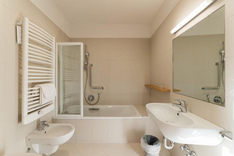 Superior Single Room with Balcony image 4
