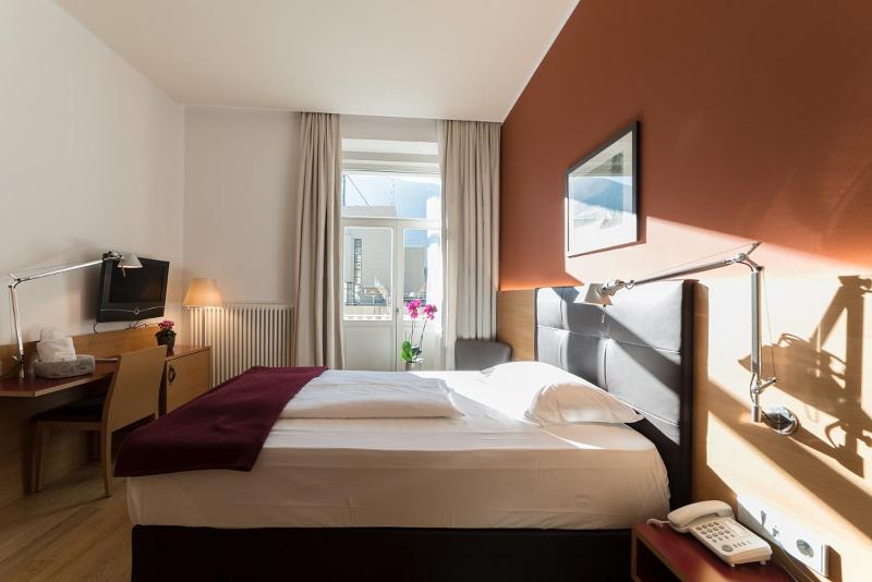 Superior Single Room with Balcony image 3