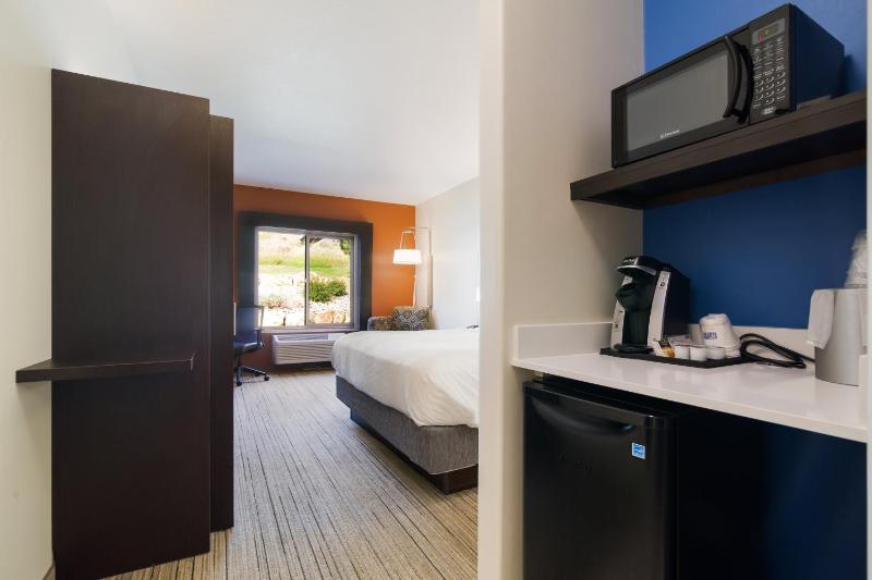 Standard King Room image 3