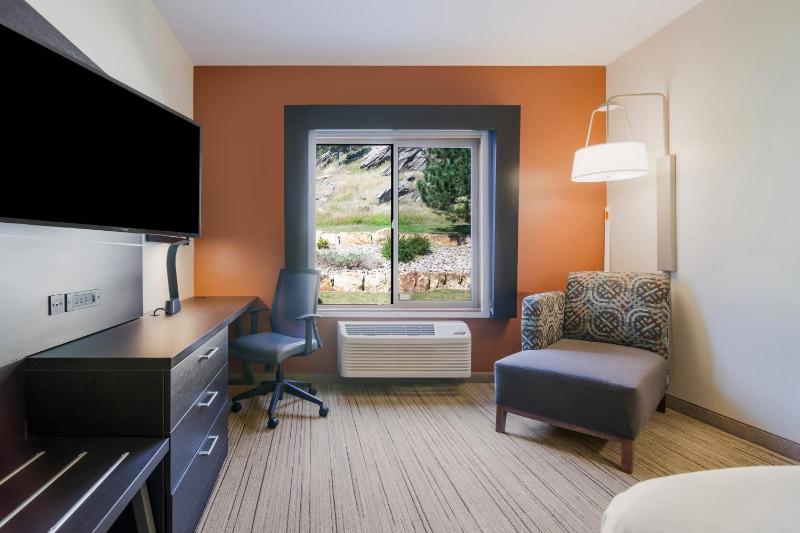 Standard King Room image 2