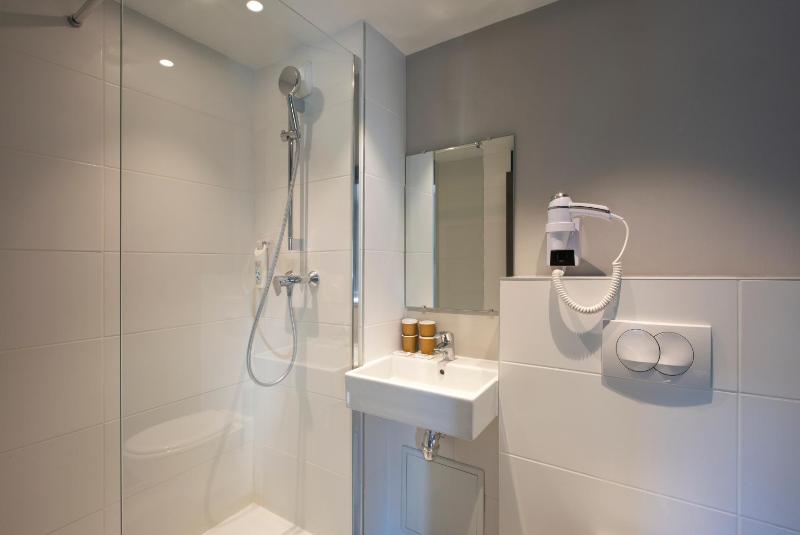 Triple Room with One Double Bed and One Bunk Bed image 1