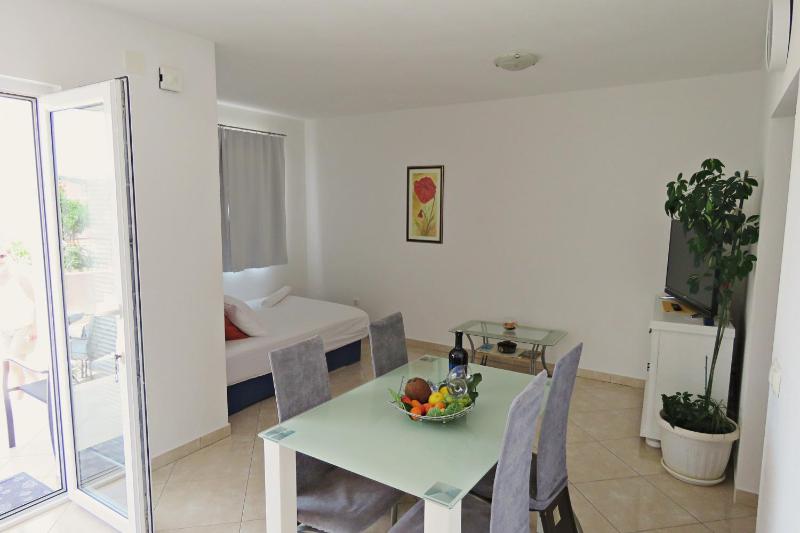 One-Bedroom Apartment with Terrace (4 Adults) image 4