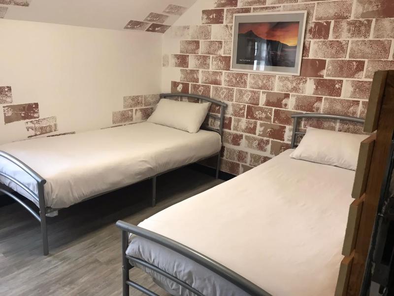 Standard Twin Room image 3