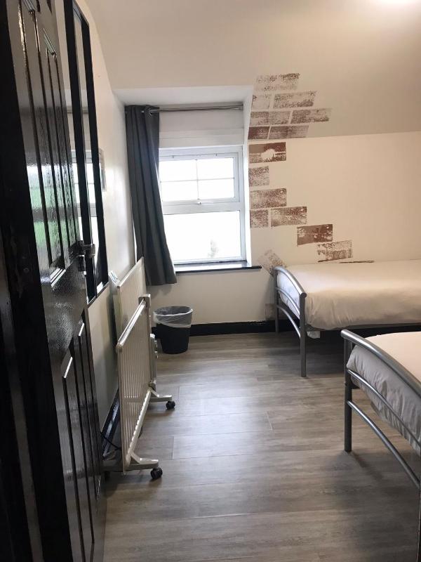 Standard Twin Room image 4
