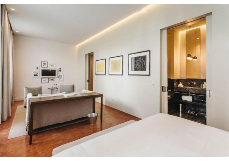 Junior Suite with Spa Access image 2