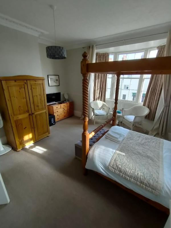 Spacious Four Poster Double Room image 1